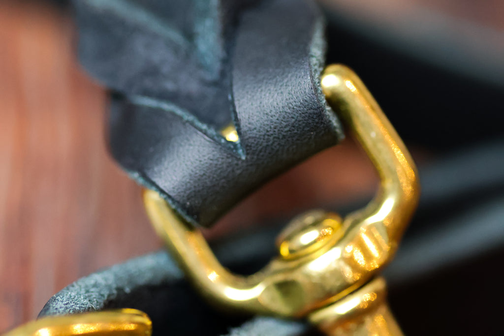 Geflochtene Hundeleine aus Fettleder, 1,50 m lang. Detailsansicht Karabiner