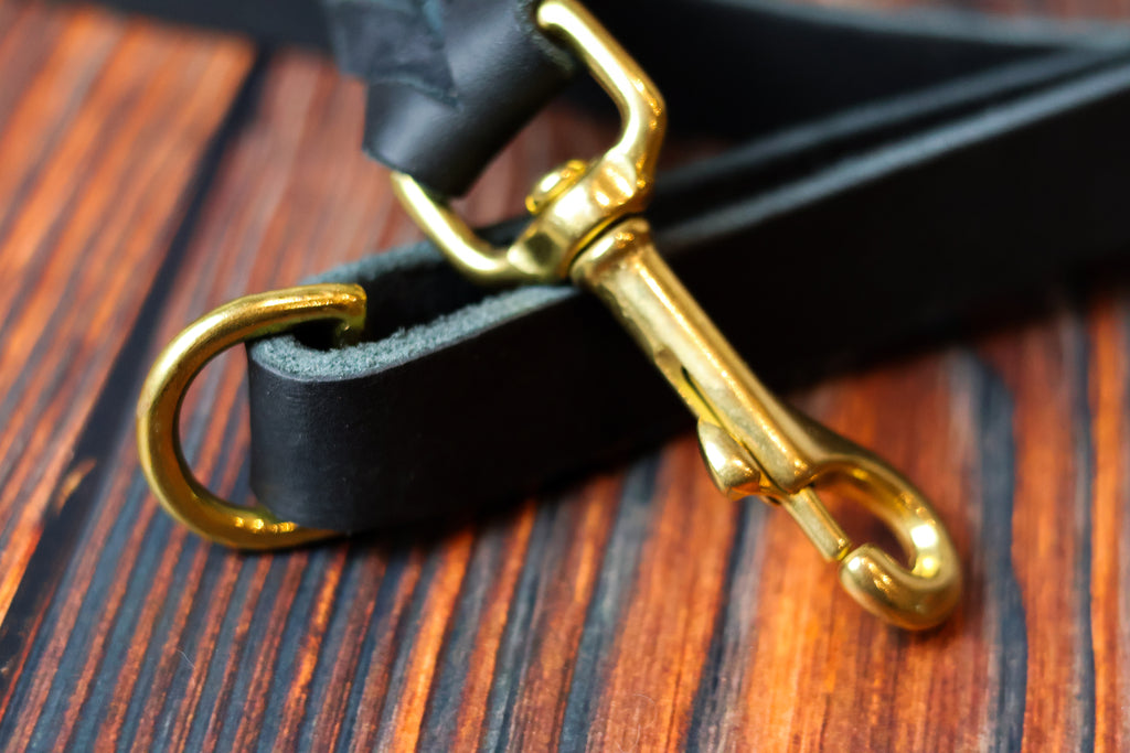 Geflochtene Hundeleine aus Fettleder, 1,50 m lang. Detailansicht Karabiner