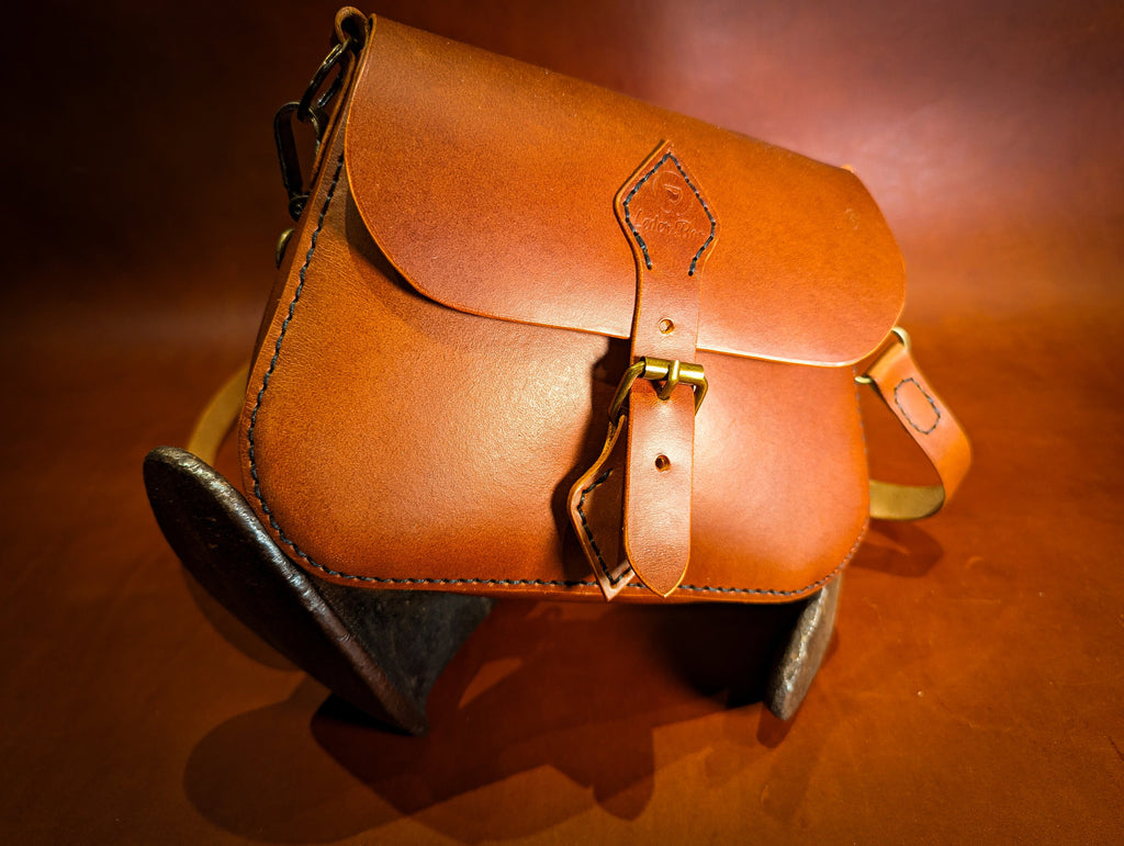 Livia – Handgefertigte Ledertasche aus italienischem Buttero-Leder | Umhängetasche mit Schnallenverschluss