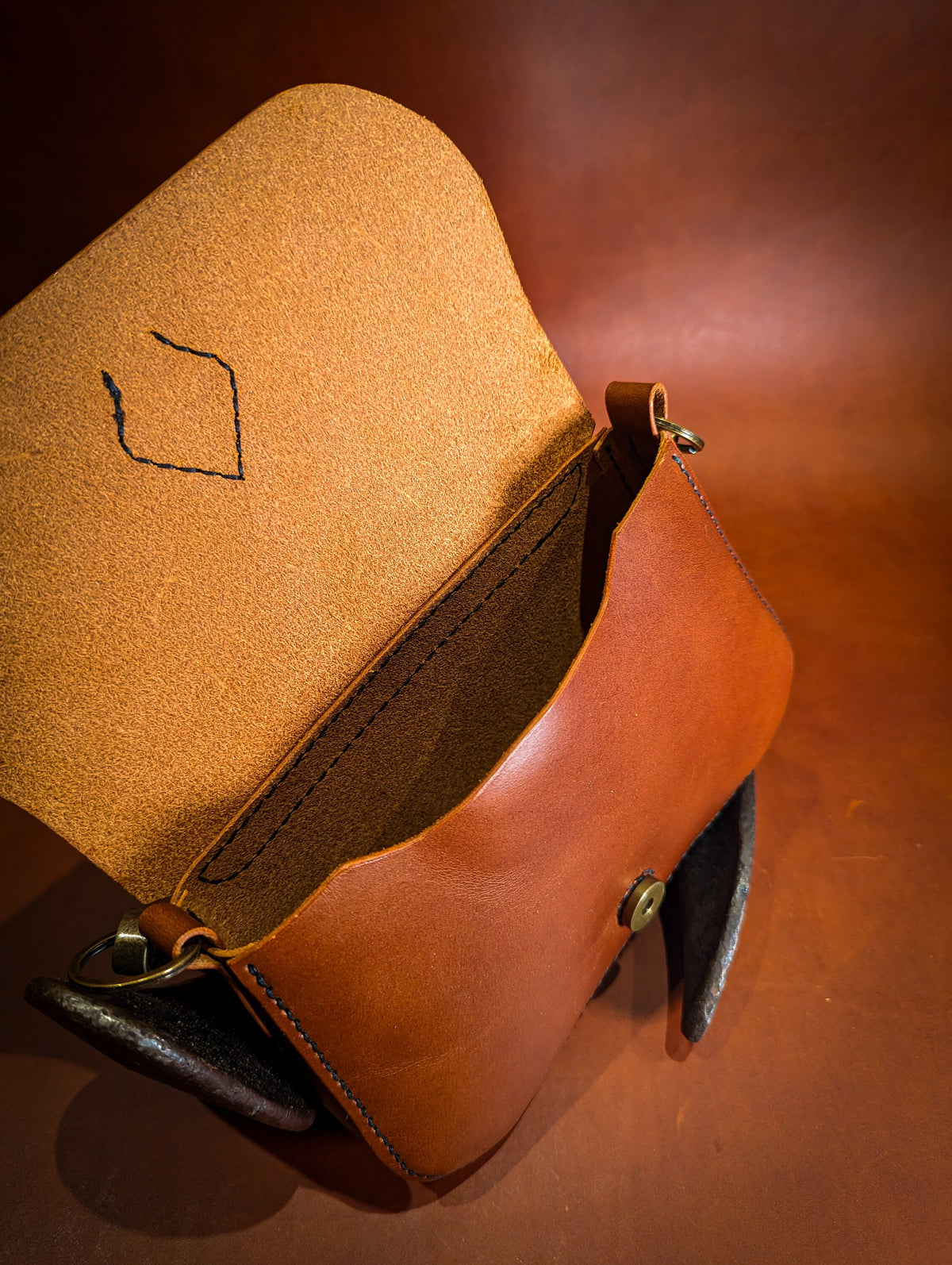 Livia – Handgefertigte Ledertasche aus italienischem Buttero-Leder | Umhängetasche mit Schnallenverschluss