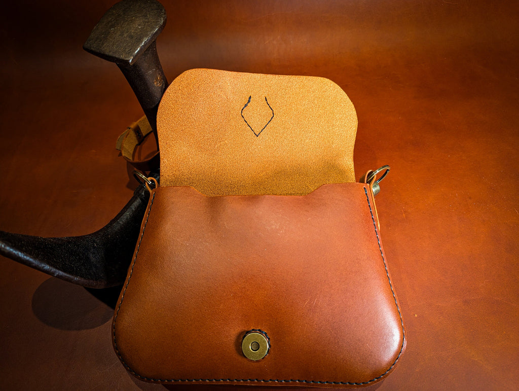 Livia – Handgefertigte Ledertasche aus italienischem Buttero-Leder | Umhängetasche mit Schnallenverschluss