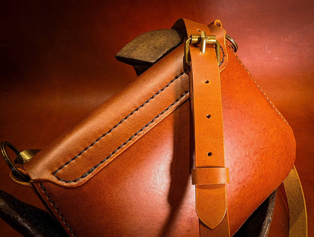 Livia – Handgefertigte Ledertasche aus italienischem Buttero-Leder | Umhängetasche mit Schnallenverschluss