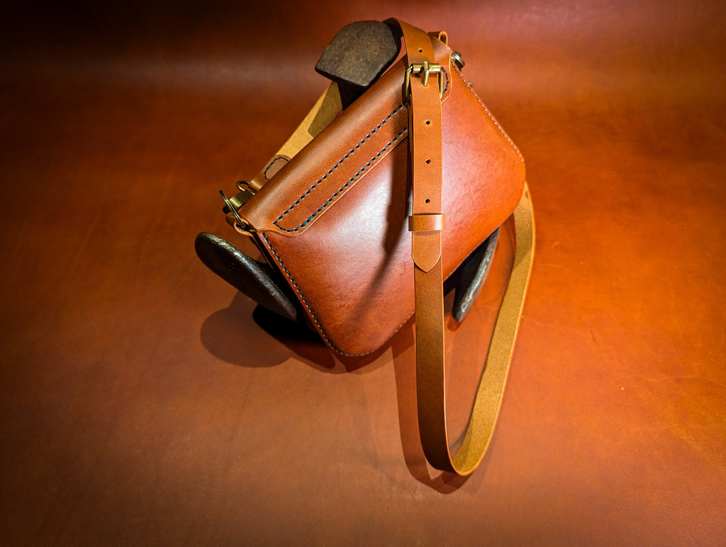 Livia – Handgefertigte Ledertasche aus italienischem Buttero-Leder | Umhängetasche mit Schnallenverschluss