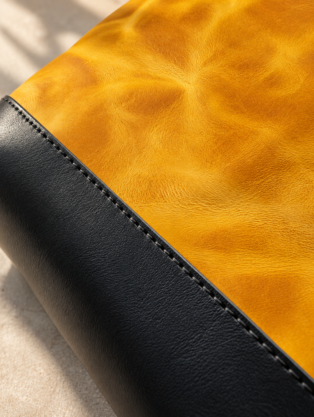 Handgefertigte Leder Tote Bag „Mabel“ aus italienischem Leder. Detailansicht Außen gelb