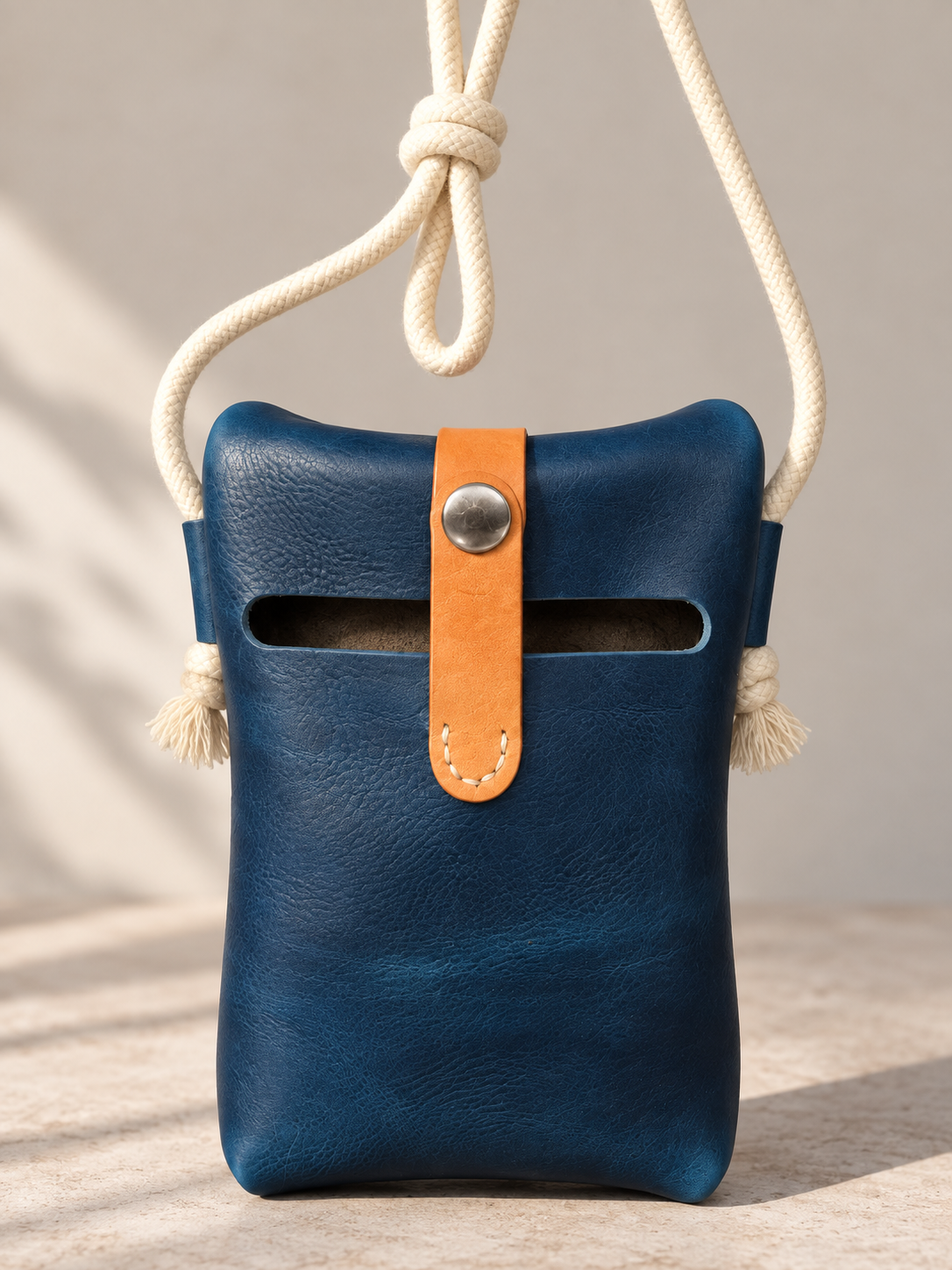 Handgefertigte Leder-Rolltop-Tasche „Mara“ mit Kordelriemen. Detail Blau Öffnung