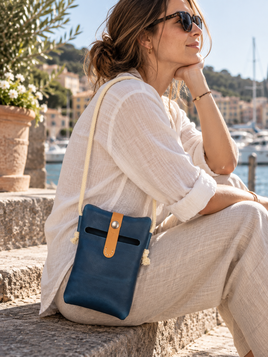 Handgefertigte Leder-Rolltop-Tasche „Mara“ mit Kordelriemen. Getragen Blau