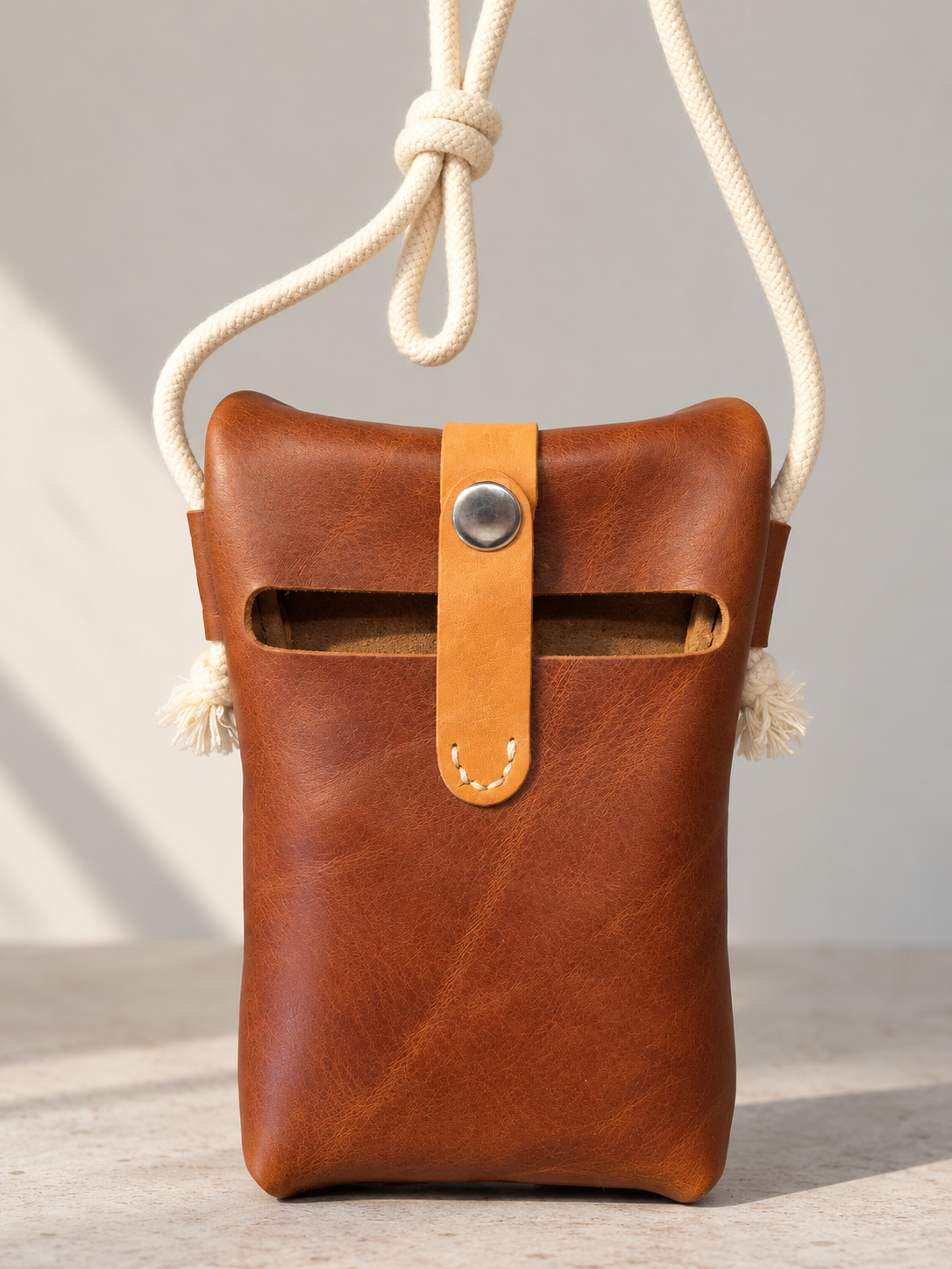 Handgefertigte Leder-Rolltop-Tasche „Mara“ mit Kordelriemen. Braun mit Öffnung
