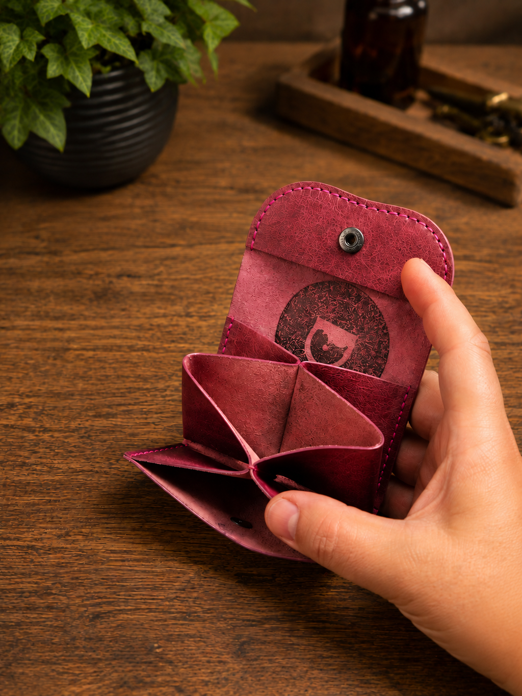The Pouch – Handgefertigtes Leder-Portemonnaie, kompaktes Wallet mit mehreren Fächern