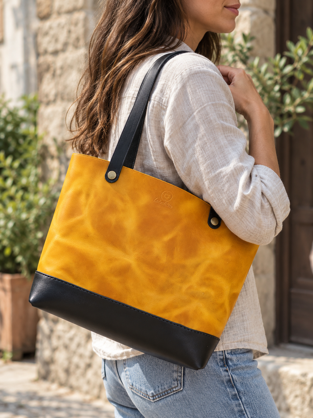 Handgefertigte Leder Tote Bag „Mabel“ aus italienischem Leder. Getragen draußen